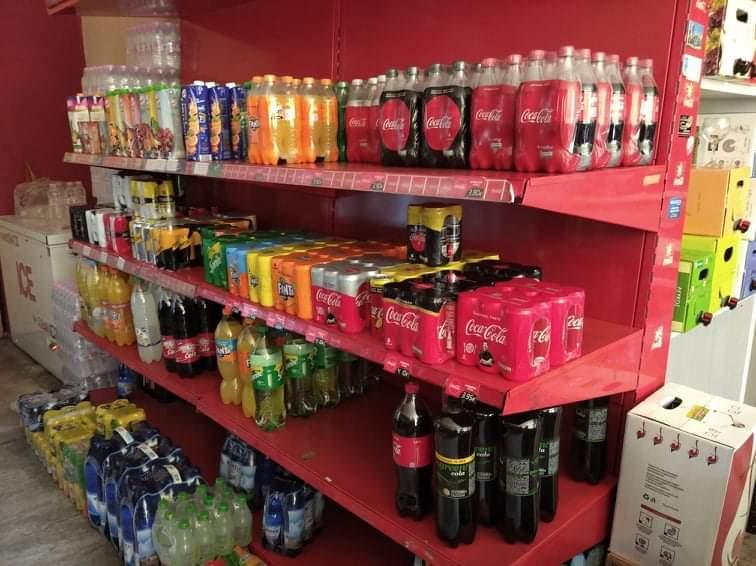 Ράφια με αναψυκτικά, νερά και χυμούς στην Κάβα Κατερίνα