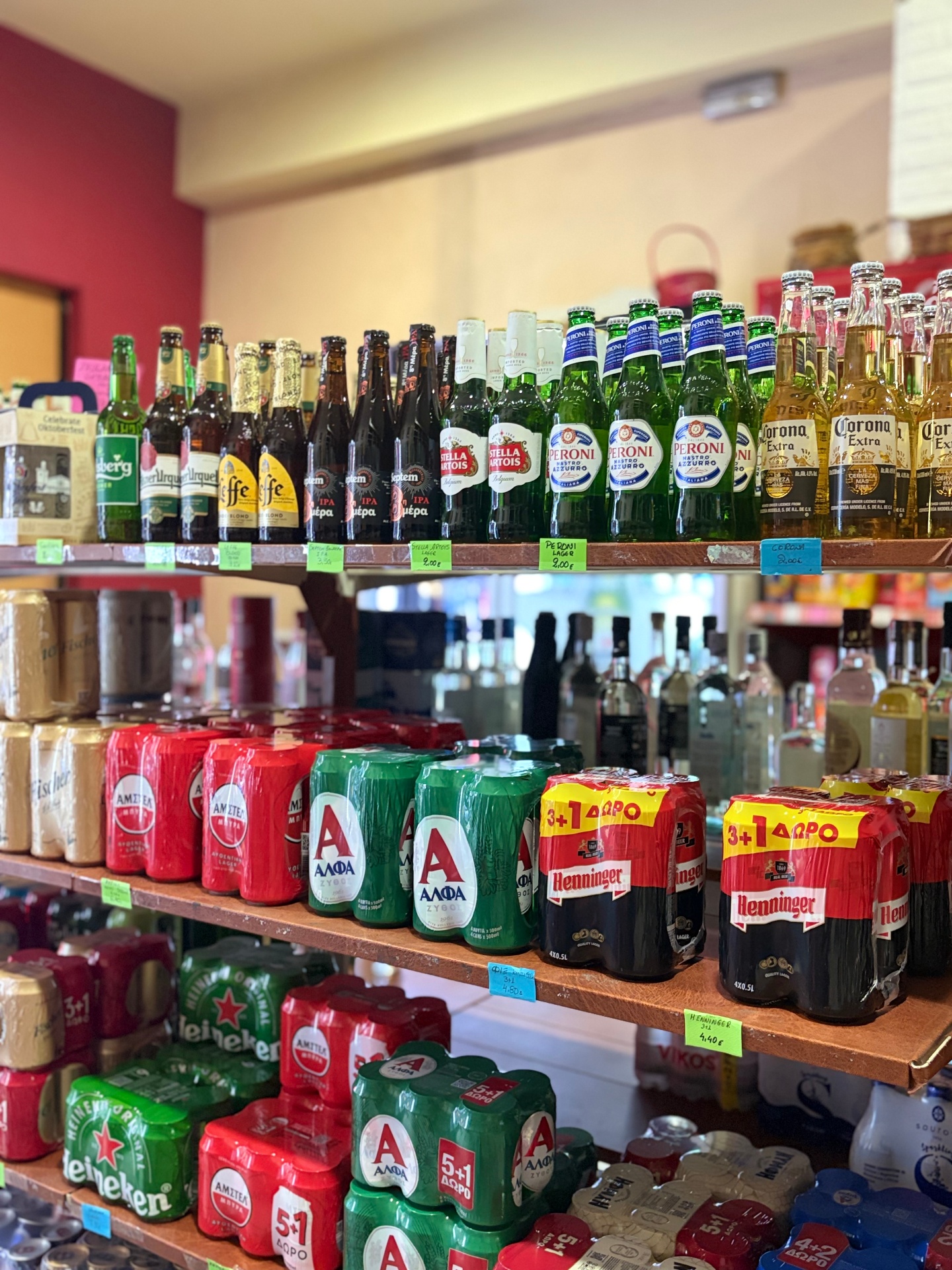 Ράφι με Peroni, Corona, Stella Artois, Effes και ελληνικές μπύρες